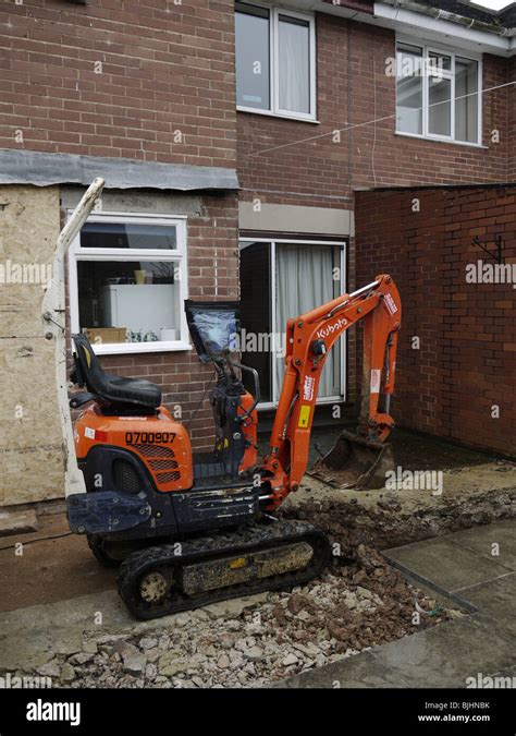 digging around foundation with mini excavator|kubota u10 foundation digging.